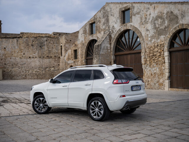 https://garageklaus.ch/wp-content/uploads/2022/03/190926_J_CherokeeOverland_23-640x480.jpg